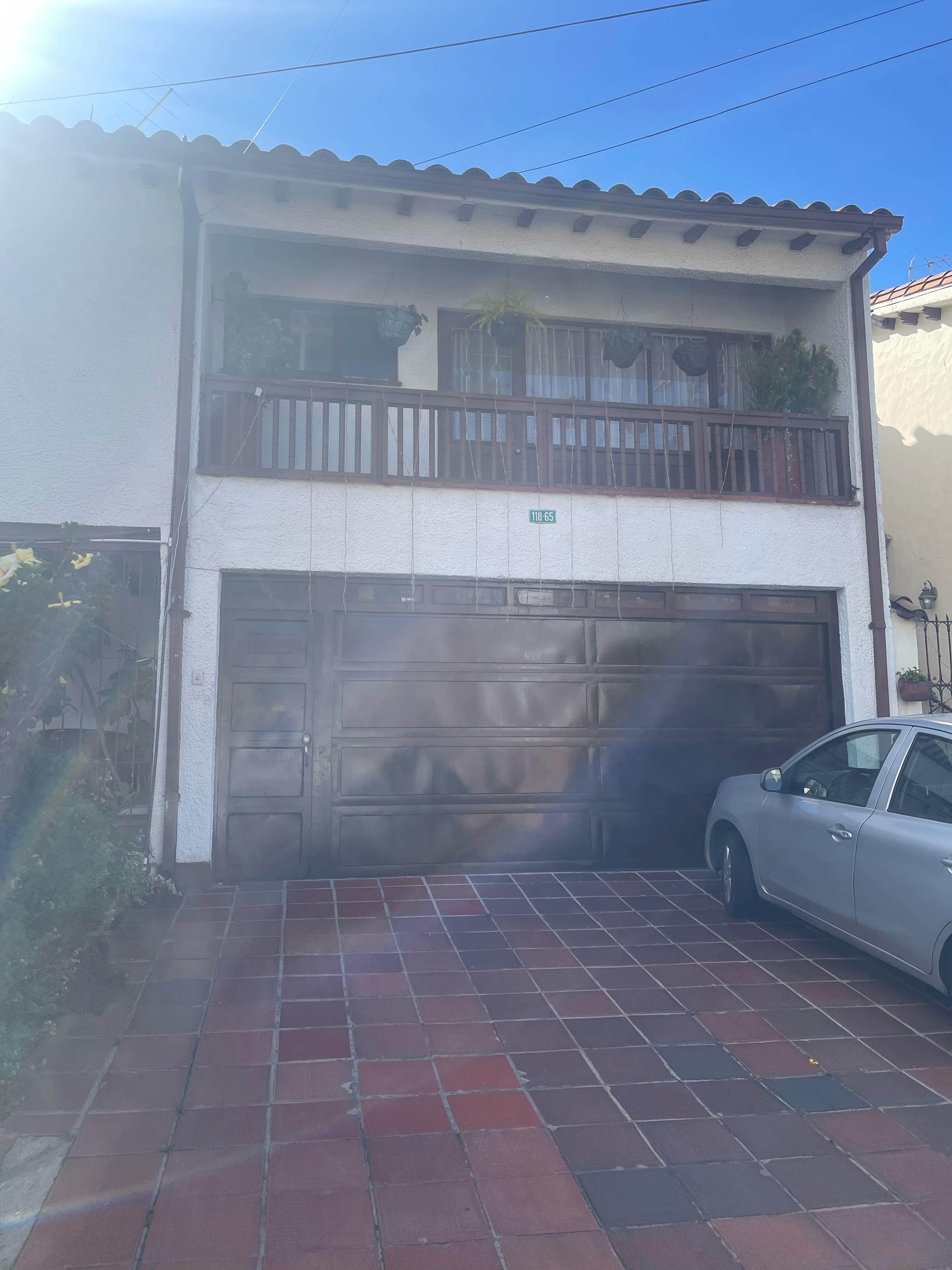 Casa en venta de 9 habitaciones con balcón en Bogotá, Santa Bárbara Central.