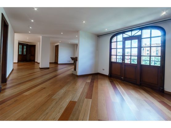 Apartamento en venta de 3 habitaciones con terraza en Bogotá, Bosque de Pinos.