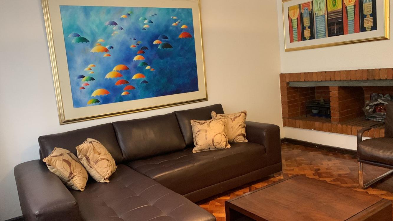 Casa en venta de 6 habitaciones con jardín en Bogotá, Las Villas.