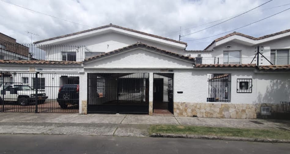 Casa en venta de 4 habitaciones con patio en Bogotá, El Contador.