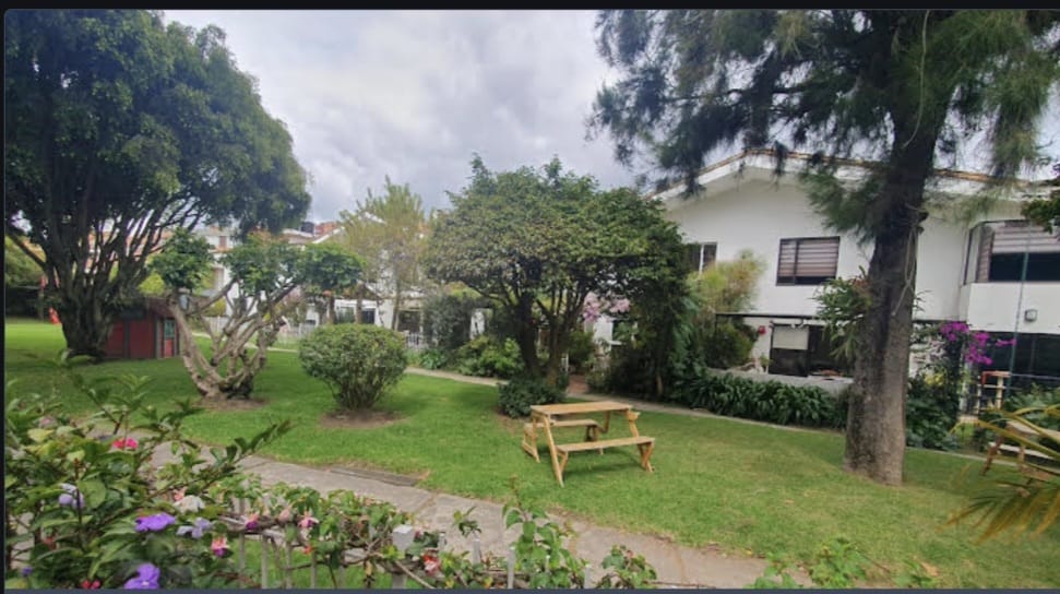 Casa en venta de 5 habitaciones con jardín en Bogotá, El Contador.