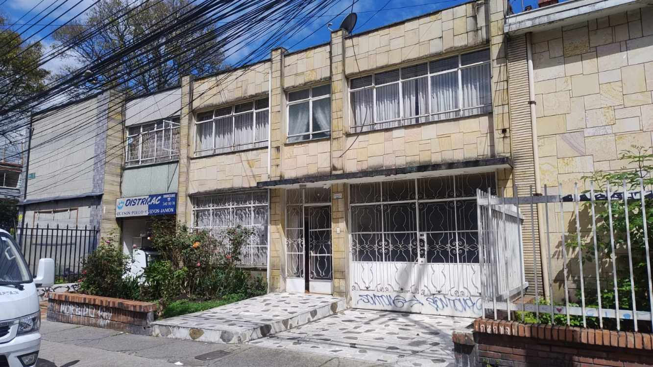 Casa en venta de 5 habitaciones con patio en Bogotá, La Soledad.