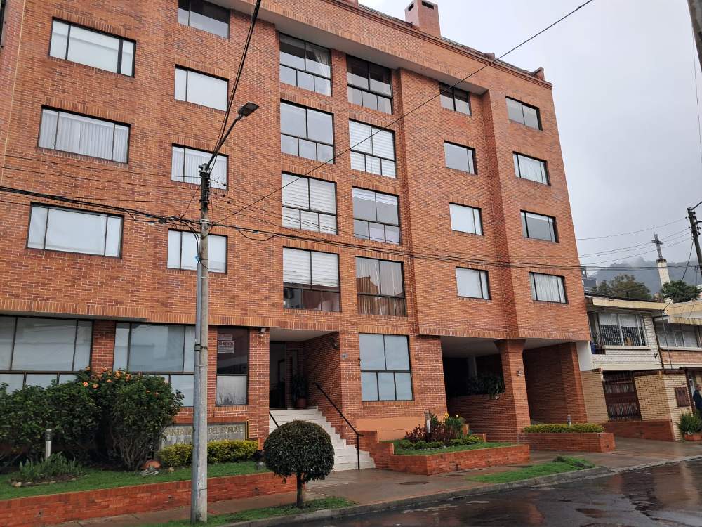 Apartamento en venta de 4 habitaciones con terraza en Bogotá, Santa Bárbara Oriental.